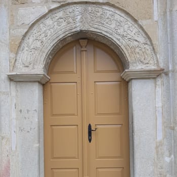 obnovljena ulazna vrata u manastir